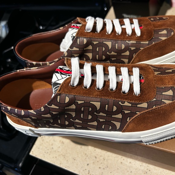 Burberry perfect like new - Picture 8 of 16